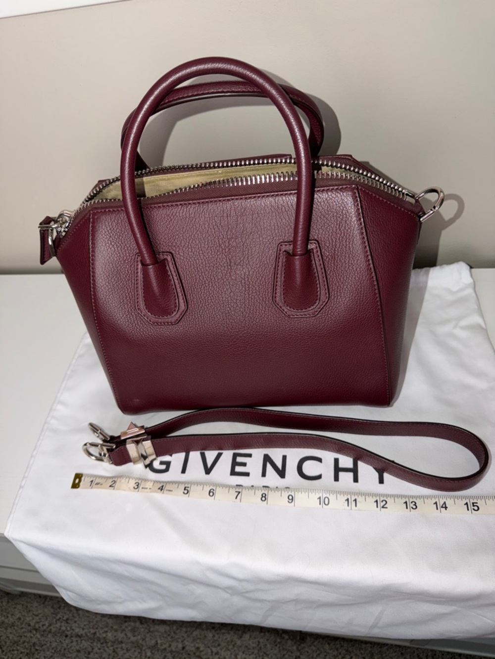 Authentic Givenchy Antigona small Sugar Satchel with Detachable Strap - Picture 9 of 13